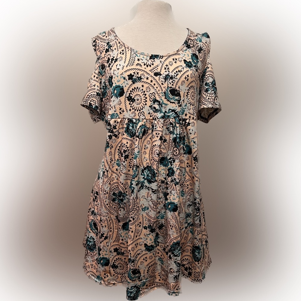 Long flowy top w/ cold shoulder sleeves. Pretty paisley print. NWT Size 1X - $15